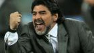 مارادونا: رئيس الفيفا يجب ألا يحركه المال