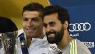 بالفيديو .. رونالدو يشارك لاعبي الريال السخرية من ركلة ميسي