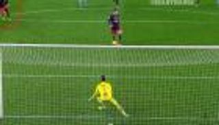 بالفيديو: هدف سواريز وميسي العجيب غير شرعي