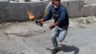 هجمات فلسطينية بقنابل حارقة على موقعين إسرائيليين جنوبي الضفة