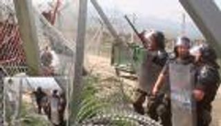 فيديو صادم.. حرس اليونان يضربون أطفالا مهاجرين بالهراوات