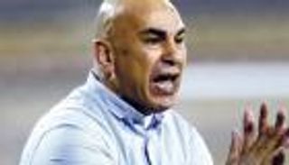 بالفيديو.. حسام حسن ينهي الدوري المصري بتحطيم كاميرا مصور