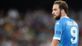 رئيس نابولي ينفي طلب هيجواين الرحيل عن النادي