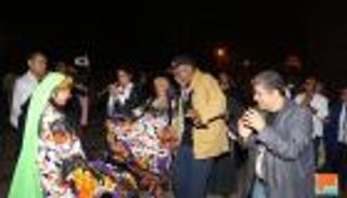 بالصور.. داني جلوفر يرقص "شعبي" ويركب "الحنطور" بالأقصر