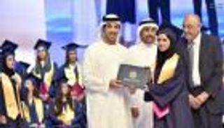 الشيخة فاطمة بنت مبارك ومنصور بن زايد مع طلبة المدرسة الأمريكية