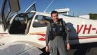 أصغر شخص يطوف العالم بطائرة ذات محرك واحد