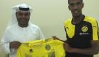 تشابه قميص دورتموند وإتحاد كلباء يحرج مدافع الفريق الإماراتي