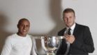 بيكهام يستغل روبرتو كارلوس في الترويج لناديه