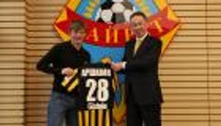 نجم أرسنال السابق ينتقل للدوري الكازاخستاني