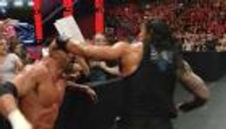 بالفيديو.. إصابة حكم في شجار رينز وتربل إتش وراء الكواليس