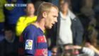 مدافع برشلونة يُدخل فريقه سجل الأرقام السلبية