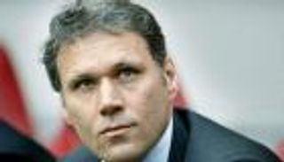 تصريحات فان باستن العنصرية تثير استياء المغاربة