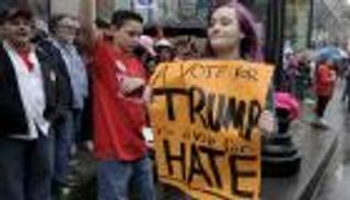 محتجون مناهضون لترامب يغلقون طريقا رئيسيا قبل تجمع انتخابي