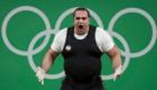 خسارة بطل إيران في رفع الأثقال تثير أزمة بسبب حكم عراقي