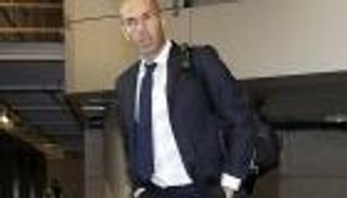 فيديو: برنابيو ينتقل من استهجان بينيتيز إلى التصفيق لزيدان