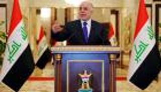 العبادي يتعهد بالانتقام من داعش بعد هجوم بالأسلحة الكيماوية