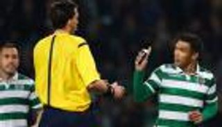 بالفيديو .. مهاجم سبورتينج يحتفل بهدفه عبر سرقة "الرذاذ" من الحكم!