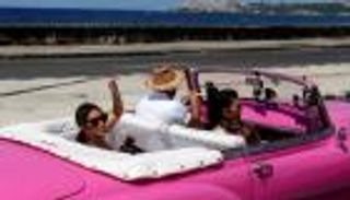 كيم كاردشيان وزوجها كاني وست يزوران كوبا