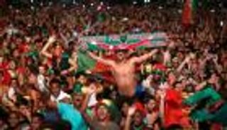 احتفالات جنونية لجماهير البرتغال بلقب اليورو