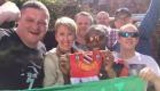 رابطة جماهير اليونايتد تكافئ مشجعه "المنحوس"