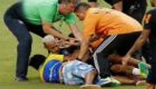 جماهير البرازيل تجتاح ملعب تدريب المنتخب وتطرح نيمار أرضًا