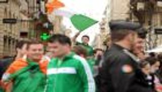 فيديو: جماهير أيرلندا تتسابق لدفع تكاليف إصلاح سيارة خرّبتها