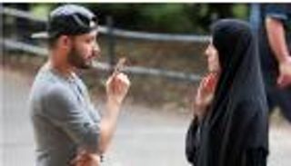 مسلمات يُخفين حجابهن ويسمعن "البوب" لمواجهة تداعيات حادثة كاليفورنيا