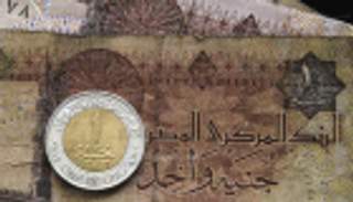 المصريون حائرون بين الجنيه
