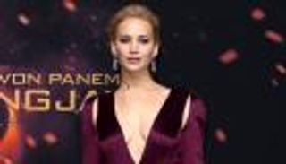 نجمات "ألعاب الجوع" تتألقن بفساتين مثيرة في برلين