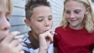 "طوارئ فرنسا" تتيح للمراهقين التدخين في المدارس