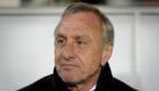 أمستردام تنكس الأعلام حدادًا على وفاة كرويف