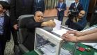 وسط شائعات توريث الحكم لأخيه .. "بوتفليقة" في فرنسا للعلاج