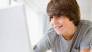 "البلطجة الإلكترونية" تخطف المراهقين من أهاليهم