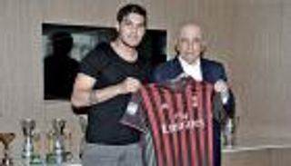 ميلان يعزز دفاعاته بالباراجواياني جوستافو جوميز