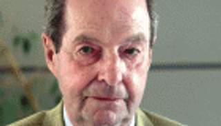 وفاة جاي هاميلتون مخرج جيمس بوند عن 93 عامًا