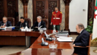 الحكومة الجزائرية للموظفين: لا تقاعد قبل الـ60