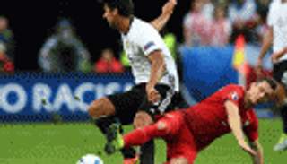 صورة.. خضيرة يخرج من مباراة بولندا بـ