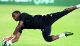 يقظة خالد عيسى تنقذ مرمى الأبيض من هدف مبكر