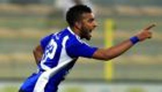 خطأ دفاعي يمنح النصر التقدم على الأهلي في كأس الإمارات