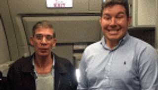 أول فيديو من داخل الطائرة المختطفة.. لحظة السيلفي