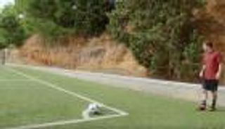 بالفيديو – ميسي يتحدى العارضة عبر ركلة ركنية