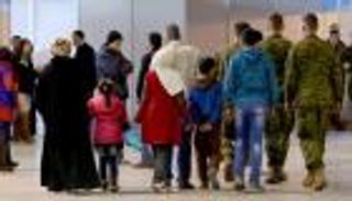 أول طائرة للاجئين سوريين تصل كندا.. ورئيس الحكومة مرحبًا: سنتذكر هذا اليوم