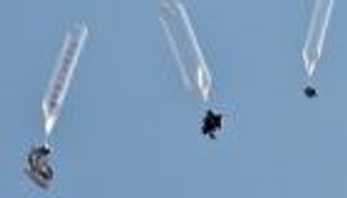 كوريون جنوبيون يطلقون بالونات تحمل منشورات باتجاه بيونج يانج