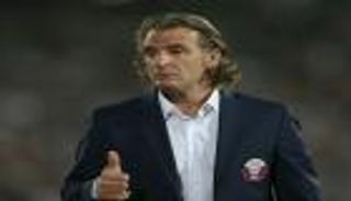 كارينيو يبرر الهزيمة أمام إيران.. ويعد جماهير قطر بالتعويض