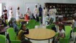 توزيع كتب على اللاجئين بالمخيم الإماراتي-الأردني ضمن حملة