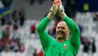 مدرب المجر يشيد بتألق حارس مرماه