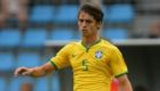 ميلان وبرشلونة يتنافسان على ضم مدافع البرازيل 