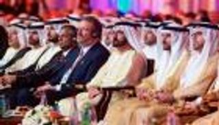 محمد بن راشد يتفقد المركز الإعلامي للقمة العالمية للحكومات