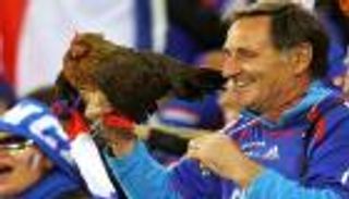 استنفار بين مشجعي فرنسا بسبب الديك 