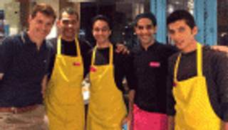 صور.. سفير بريطانيا يهنئ أبطال العالم للفلافل: "والله وعملوها الرجالة"